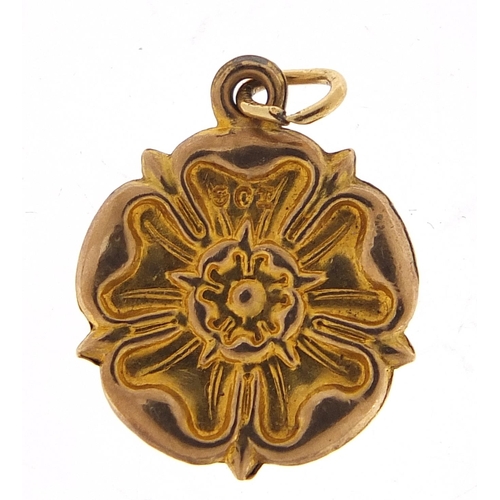 2071 - 9ct gold Tudor rose charm, 1.2cm in diameter, 0.7g