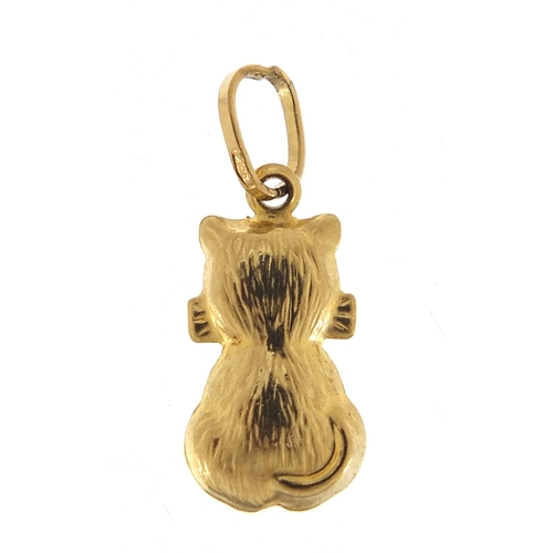 2544 - 9ct gold and enamel seated cat charm, 1.5cm high, 0.6g