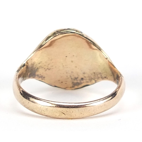 952 - Antique unmarked gold hardstone signet ring with engraved shoulders, size N, 2.6g