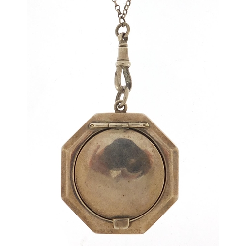 2554 - George V octagonal silver pill box with hinged lid and mirrored interior on a silver Longuard chain,... 