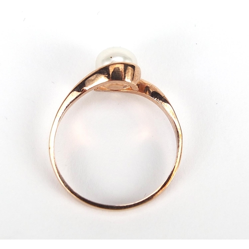 827 - 9ct rose gold pearl ring, size O, 2.1g