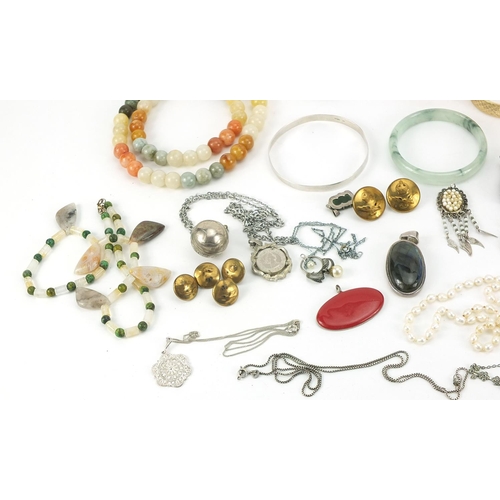 1778 - Vintage and later jewellery including silver earrings, freshwater pearl necklace with 9ct gold clasp... 