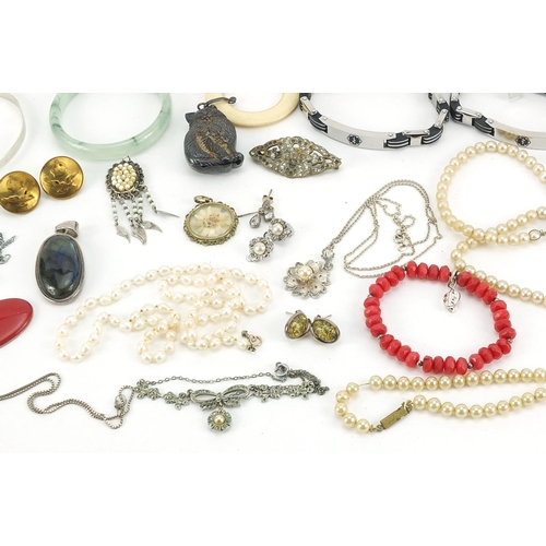 1778 - Vintage and later jewellery including silver earrings, freshwater pearl necklace with 9ct gold clasp... 