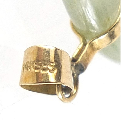 566 - Chinese 14ct gold and jade pendant, 3cm high, 3.0g