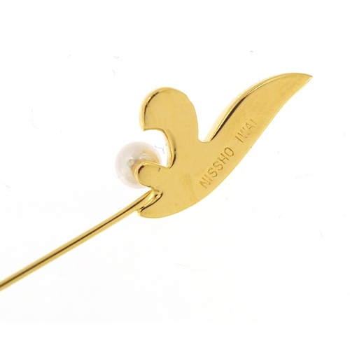 1848 - Gilt metal Mikimoto pearl stick pin with velvet and silk lined fitted box, 8cm in length