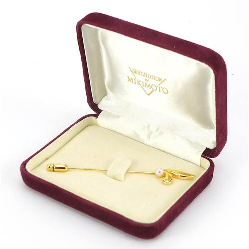 1848 - Gilt metal Mikimoto pearl stick pin with velvet and silk lined fitted box, 8cm in length