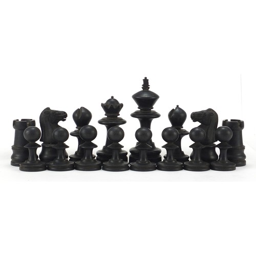 928 - Antique boxwood and ebony chess set, the largest pieces each 9cm high