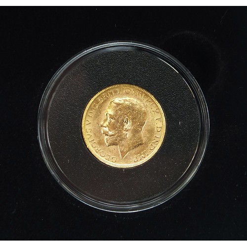 825 - The centenary of World War I gold sovereign pair by the Jubilee mint comprising George V 1914 and 19... 