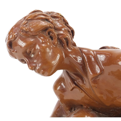 2424 - Resin sculpture of two lovers, 32cm wide