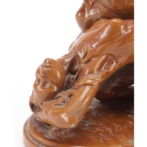 2424 - Resin sculpture of two lovers, 32cm wide