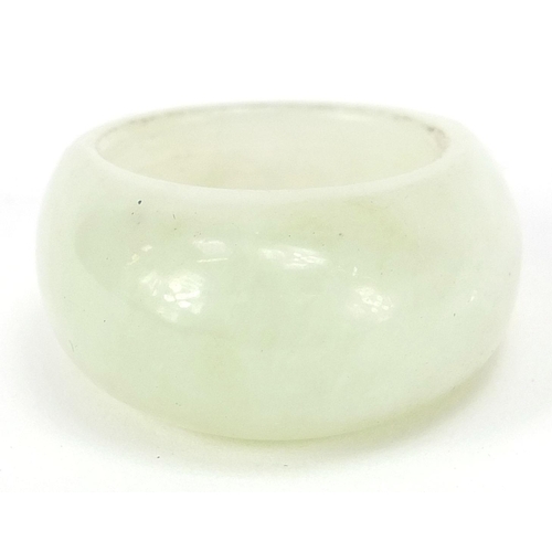 2422 - Chinese pale green jade ring, size M, 7.8g