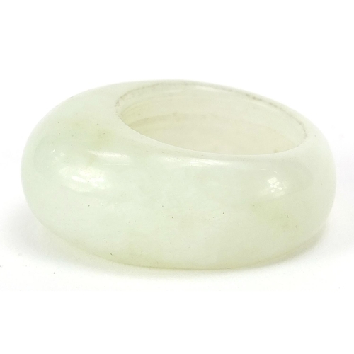 2422 - Chinese pale green jade ring, size M, 7.8g