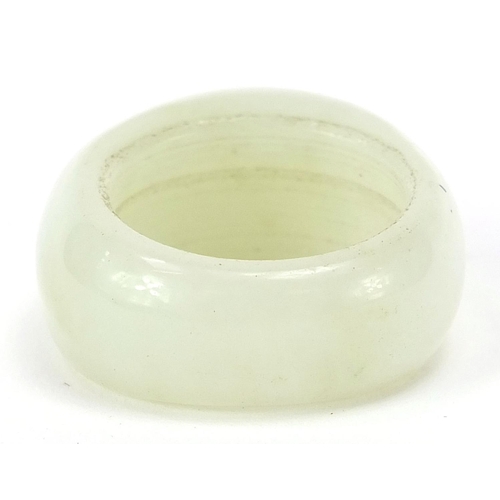 2422 - Chinese pale green jade ring, size M, 7.8g