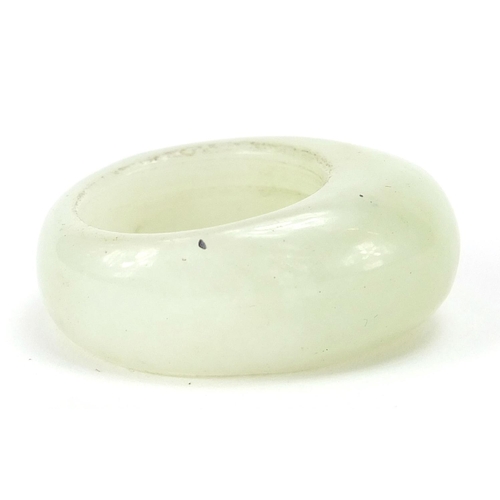 2422 - Chinese pale green jade ring, size M, 7.8g