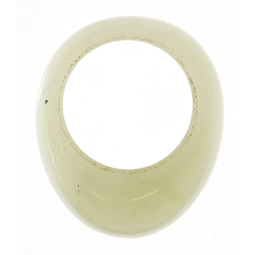 2422 - Chinese pale green jade ring, size M, 7.8g