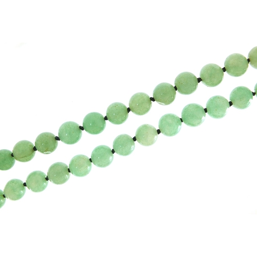 2431 - Chinese green jade bead necklace, 157.5g