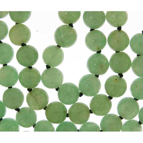 2431 - Chinese green jade bead necklace, 157.5g