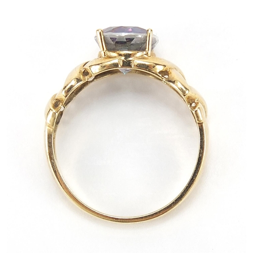 701 - 9ct gold green/purple stone ring, size P, 3.5g