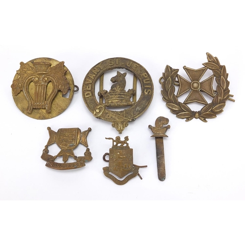 3474 - Militaria including a Cinq Ports cap badge and buckle