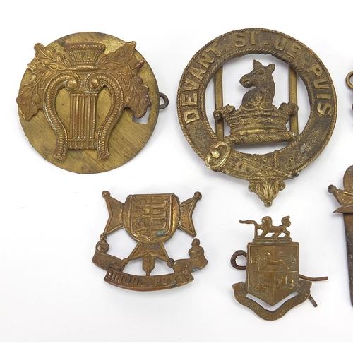 3474 - Militaria including a Cinq Ports cap badge and buckle