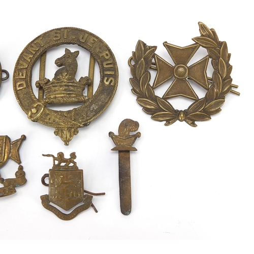 3474 - Militaria including a Cinq Ports cap badge and buckle