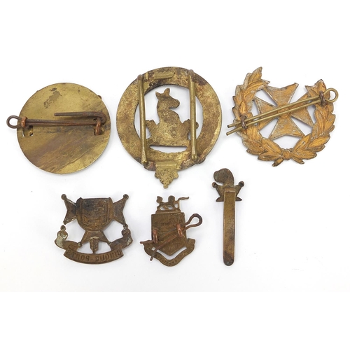 3474 - Militaria including a Cinq Ports cap badge and buckle