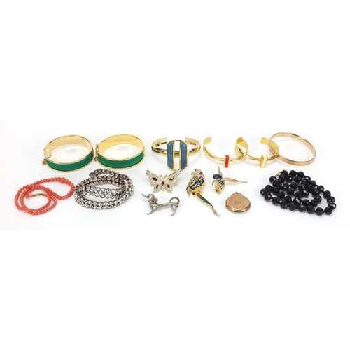 453 - Antique and later jewellery including 1970's bangles, Victorian 9ct front and back locket and jewell... 