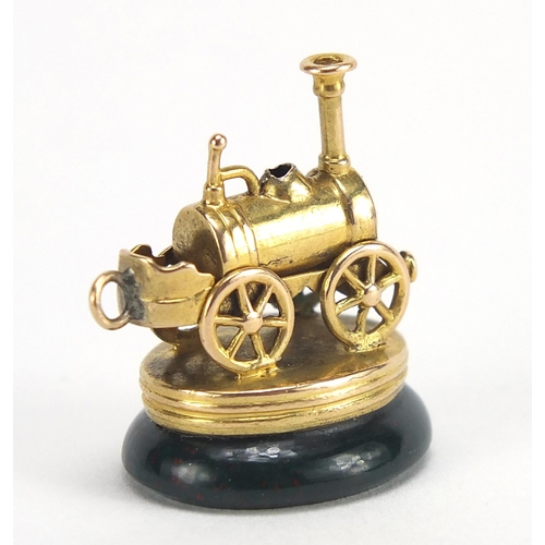 410 - Unmarked gold and bloodstone steam engine fob, 2.3cm high, 5.0g