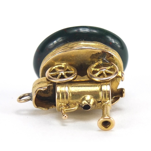 410 - Unmarked gold and bloodstone steam engine fob, 2.3cm high, 5.0g