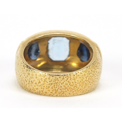 81 - Scortecci, Italian unmarked gold, aquamarine and sapphire ring, size N, 10.0g