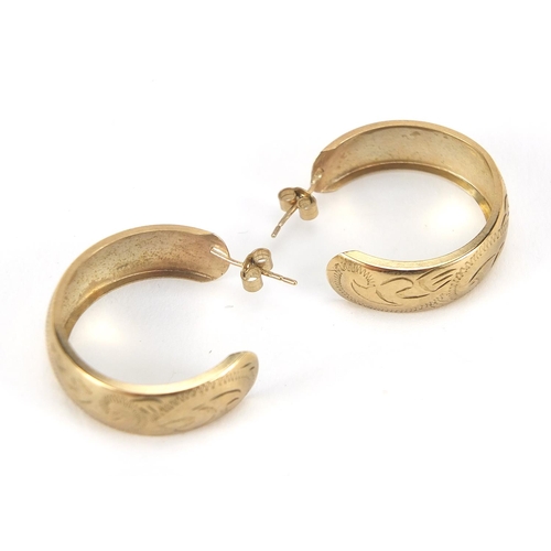 606 - Pair of 9ct gold hoop earrings with engraved decoration, 2.5cm in diameter, 2.3g