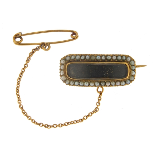 200 - Early 19th century unmarked gold seed pearl mourning brooch, 2.5cm wide, 4.2g