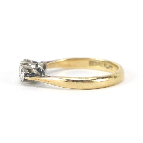 636 - 18ct gold and platinum diamond three stone ring, the central diamond approximately 2.8mm in diameter... 