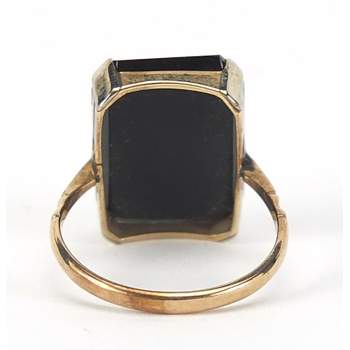 241 - 9ct gold black onyx ring, size O, 3.4g