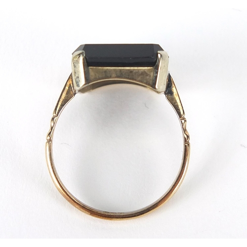 241 - 9ct gold black onyx ring, size O, 3.4g