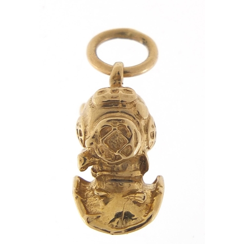 414 - 9ct gold diver's helmet charm, 1.5cm high, 7.0g