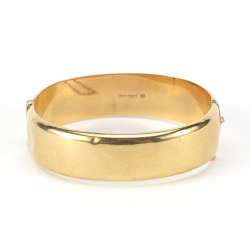 125 - 9ct gold hinged bangle with engraved decoration, Birmingham 1994, 6.2cm in diameter, 1.5cm wide, 17.... 