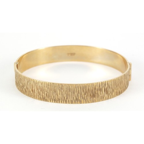 348 - 9ct gold bark design hinged bangle, 6cm in diameter, 19.0g