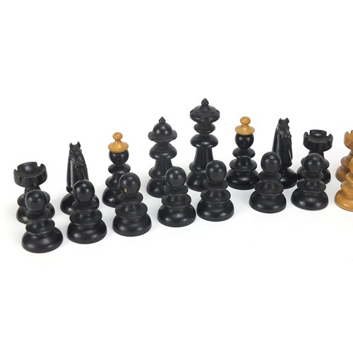 512 - Boxwood and ebony chess set, the largest pieces each 6cm high
