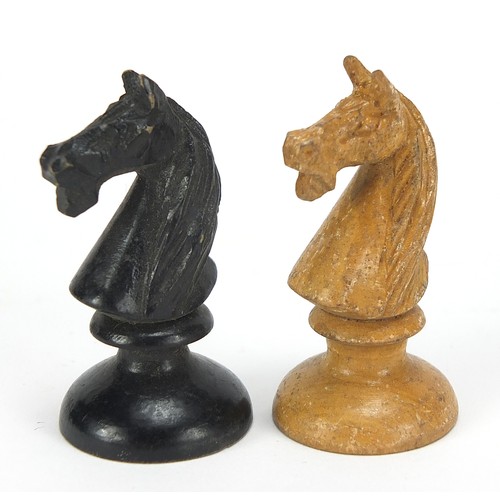 512 - Boxwood and ebony chess set, the largest pieces each 6cm high