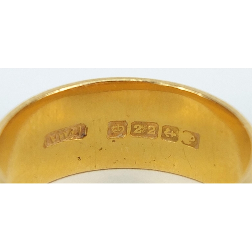 1679 - 22ct gold wedding band, size P, 7.0g