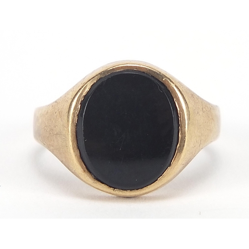 1717 - 9ct gold black onyx signet ring, size M, 4.1g