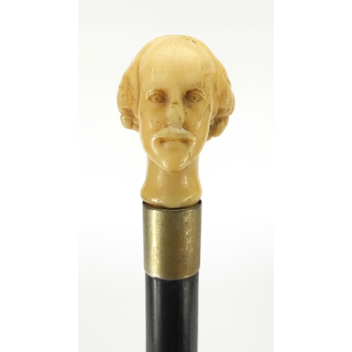 324 - Ebony walking stick with carved ivory pommel in the form of William Shakespeare, 82cm in length