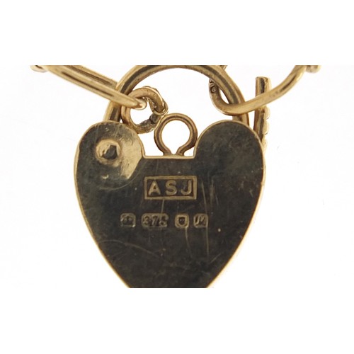 1754 - 9ct gold seven row gate link bracelet with love heart padlock, 15cm in length, 7.0g