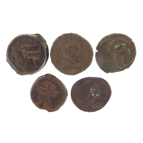 2520 - Five Greek bronze coins, 39.7g, the largest 2.3cm in diameter