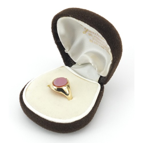 1605 - 9ct gold hardstone signet ring, size S, 4.4g