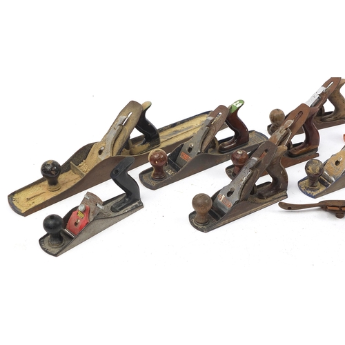 1885 - Group of vintage woodworking planes including Record, Stanley and Ross, the largest 60cm in length