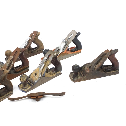 1885 - Group of vintage woodworking planes including Record, Stanley and Ross, the largest 60cm in length