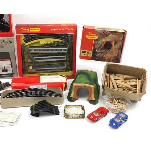 1946 - 00 gauge model railway including Tri-ang Hornby model electric train set and operating turntable set