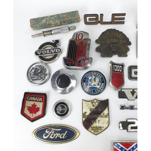 555 - Vintage chrome car mascot, car badges and ephemera including Austin, King's Continental Kit, Minor, ... 